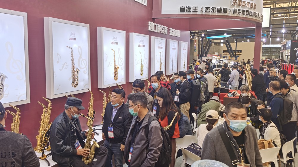 中老年人吹奏薩克斯 中老年人吹奏薩克斯